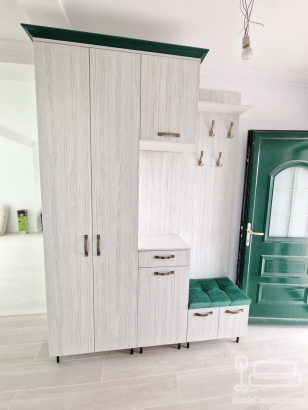 Mobilier hol din PAL melaminat cu cornișă MDF verde și feronerie Blum – 1800 mm, Bacău