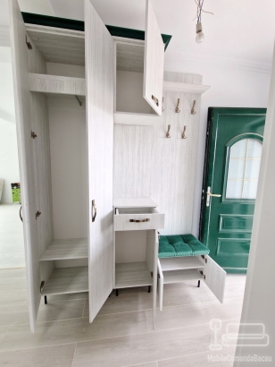 Mobilier hol din PAL melaminat cu cornișă MDF verde și feronerie Blum – 1800 mm, Bacău