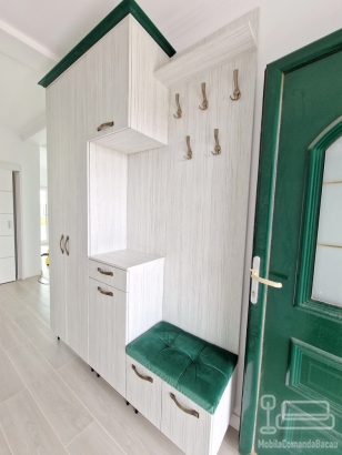 Mobilier hol din PAL melaminat cu cornișă MDF verde și feronerie Blum – 1800 mm, Bacău