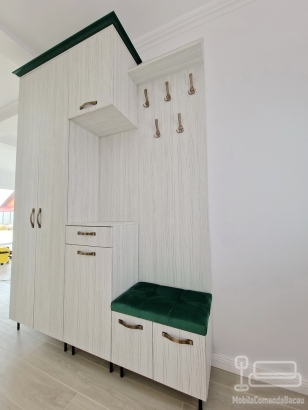 Mobilier hol din PAL melaminat cu cornișă MDF verde și feronerie Blum – 1800 mm, Bacău