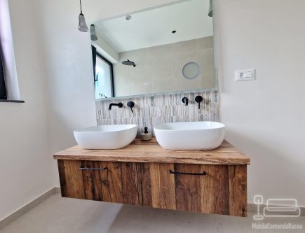 Mobilier baie dublu din MDF furniruit cu blat din lemn – montaj în județul Bacău