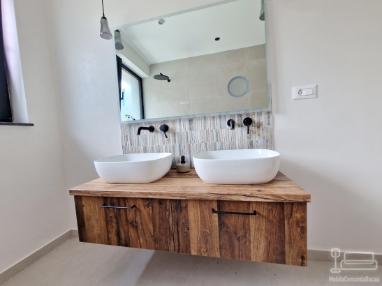 Mobilier baie dublu din MDF furniruit cu blat din lemn – montaj în județul Bacău