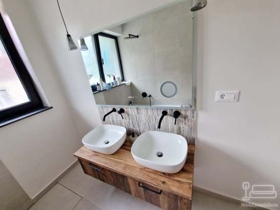 Mobilier baie dublu din MDF furniruit cu blat din lemn – montaj în județul Bacău