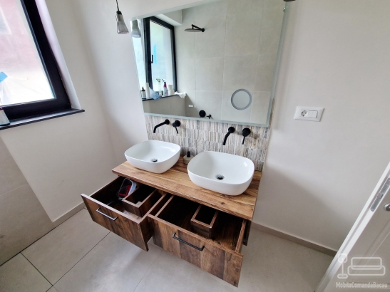 Mobilier baie dublu din MDF furniruit cu blat din lemn – montaj în județul Bacău