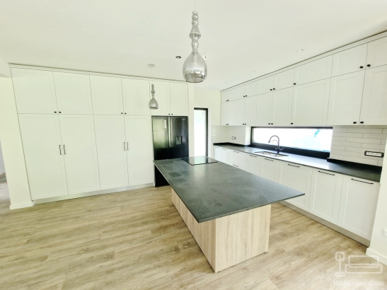 Mobilier bucătărie din MDF vopsit cu blat din granit – producție la comandă, montaj în județul Bacău