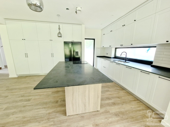 Mobilier bucătărie din MDF vopsit cu blat din granit – producție la comandă, montaj în județul Bacău