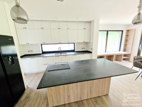 Mobilier bucătărie din MDF vopsit cu blat din granit – producție la comandă, montaj în județul Bacău