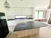 Mobilier bucătărie din MDF vopsit cu blat din granit – producție la comandă, montaj în județul Bacău