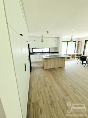 Mobilier bucătărie din MDF vopsit cu blat din granit – producție la comandă, montaj în județul Bacău