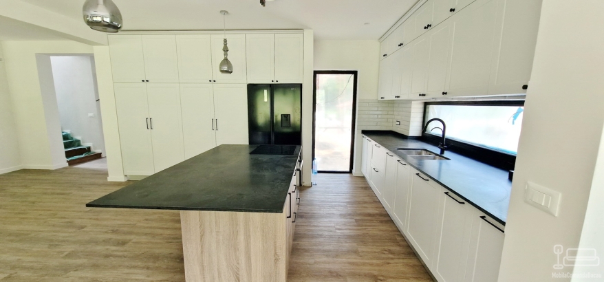 Mobilier bucătărie din MDF vopsit cu blat din granit – producție la comandă, montaj în județul Bacău