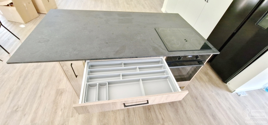 Mobilier bucătărie din MDF vopsit cu blat din granit – producție la comandă, montaj în județul Bacău