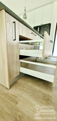 Mobilier bucătărie din MDF vopsit cu blat din granit – producție la comandă, montaj în județul Bacău