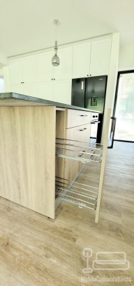 Mobilier bucătărie din MDF vopsit cu blat din granit – producție la comandă, montaj în județul Bacău