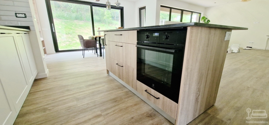Mobilier bucătărie din MDF vopsit cu blat din granit – producție la comandă, montaj în județul Bacău