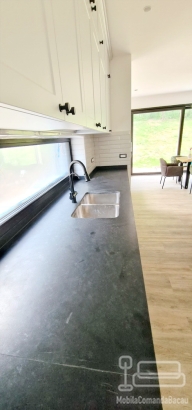 Mobilier bucătărie din MDF vopsit cu blat din granit – producție la comandă, montaj în județul Bacău