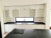 Mobilier bucătărie din MDF vopsit cu blat din granit – producție la comandă, montaj în județul Bacău