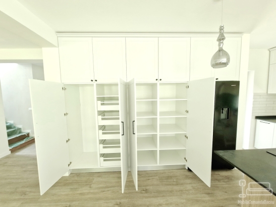 Mobilier bucătărie din MDF vopsit cu blat din granit – producție la comandă, montaj în județul Bacău