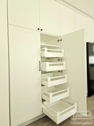 Mobilier bucătărie din MDF vopsit cu blat din granit – producție la comandă, montaj în județul Bacău