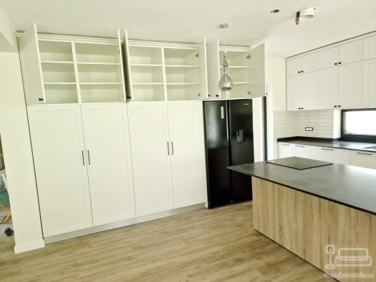 Mobilier bucătărie din MDF vopsit cu blat din granit – producție la comandă, montaj în județul Bacău
