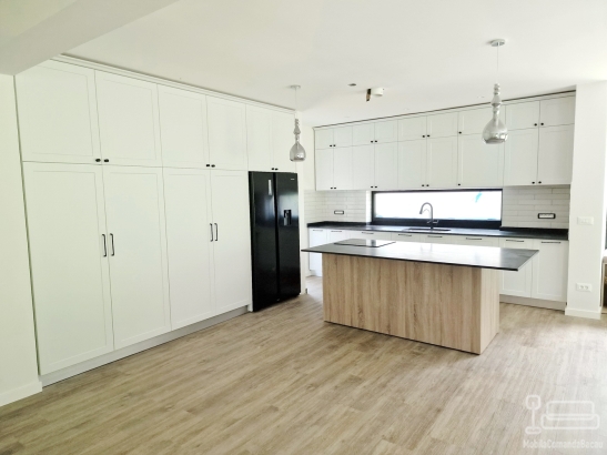 Mobilier bucătărie din MDF vopsit cu blat din granit – producție la comandă, montaj în județul Bacău