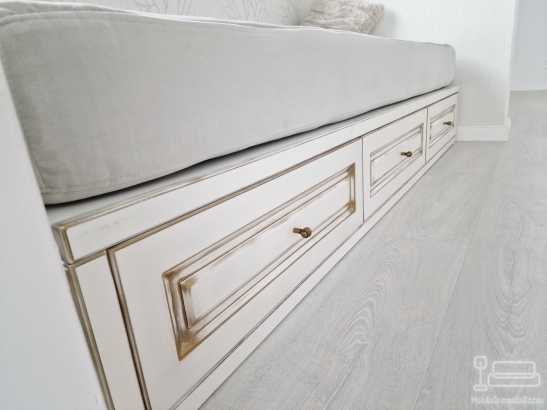 Zonă de lectură din MDF vopsit cu patină aurie – bancă cu saltea și depozitare, 2200 mm, Bacău