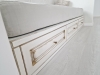 Zonă de lectură din MDF vopsit cu patină aurie – bancă cu saltea și depozitare, 2200 mm, Bacău