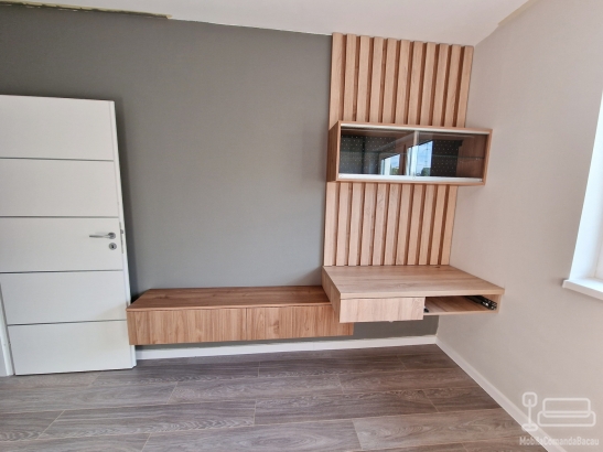Ansamblu mobilier dormitor cu pat rabatabil vertical, riflaje și birou cu uși glisante din sticlă – Iași