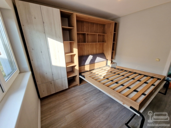 Ansamblu mobilier dormitor cu pat rabatabil vertical, riflaje și birou cu uși glisante din sticlă – Iași