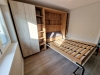 Ansamblu mobilier dormitor cu pat rabatabil vertical, riflaje și birou cu uși glisante din sticlă – Iași