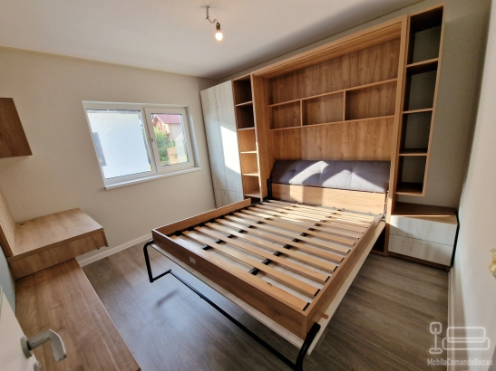Ansamblu mobilier dormitor cu pat rabatabil vertical, riflaje și birou cu uși glisante din sticlă – Iași