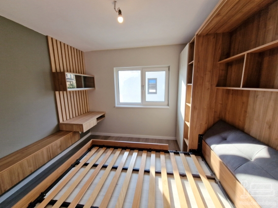 Ansamblu mobilier dormitor cu pat rabatabil vertical, riflaje și birou cu uși glisante din sticlă – Iași