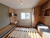 Ansamblu mobilier dormitor cu pat rabatabil vertical, riflaje și birou cu uși glisante din sticlă – Iași