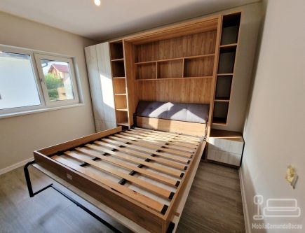 Ansamblu mobilier dormitor cu pat rabatabil vertical, riflaje și birou cu uși glisante din sticlă – Iași