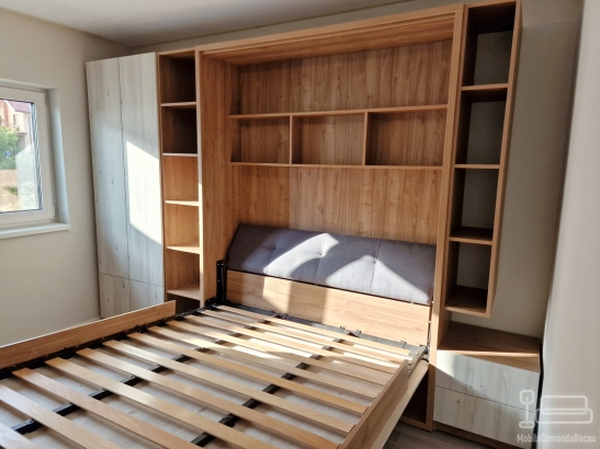 Ansamblu mobilier dormitor cu pat rabatabil vertical, riflaje și birou cu uși glisante din sticlă – Iași