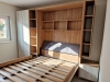 Ansamblu mobilier dormitor cu pat rabatabil vertical, riflaje și birou cu uși glisante din sticlă – Iași