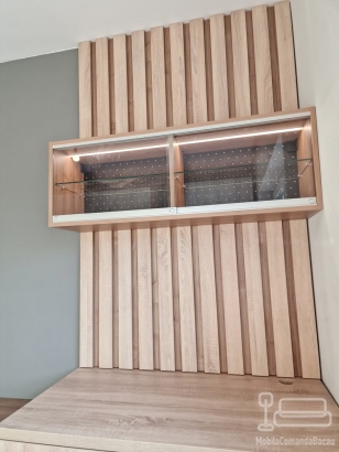 Ansamblu mobilier dormitor cu pat rabatabil vertical, riflaje și birou cu uși glisante din sticlă – Iași