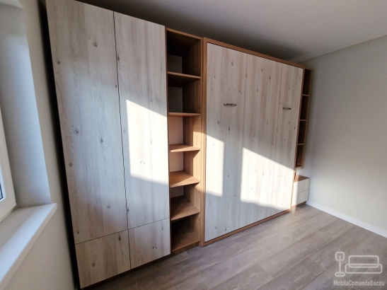 Ansamblu mobilier dormitor cu pat rabatabil vertical, riflaje și birou cu uși glisante din sticlă – Iași