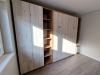 Ansamblu mobilier dormitor cu pat rabatabil vertical, riflaje și birou cu uși glisante din sticlă – Iași