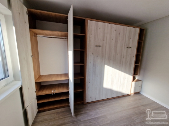 Ansamblu mobilier dormitor cu pat rabatabil vertical, riflaje și birou cu uși glisante din sticlă – Iași
