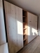 Ansamblu mobilier dormitor cu pat rabatabil vertical, riflaje și birou cu uși glisante din sticlă – Iași