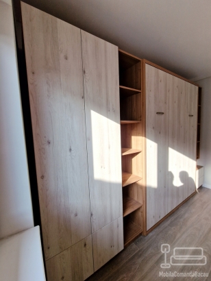 Ansamblu mobilier dormitor cu pat rabatabil vertical, riflaje și birou cu uși glisante din sticlă – Iași