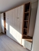 Ansamblu mobilier dormitor cu pat rabatabil vertical, riflaje și birou cu uși glisante din sticlă – Iași