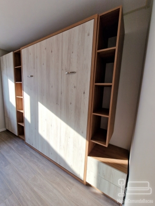 Ansamblu mobilier dormitor cu pat rabatabil vertical, riflaje și birou cu uși glisante din sticlă – Iași