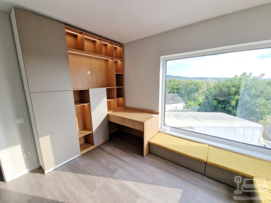 Ansamblu mobilier dormitor cu pat rabatabil vertical și „corp tip pian” – Iași