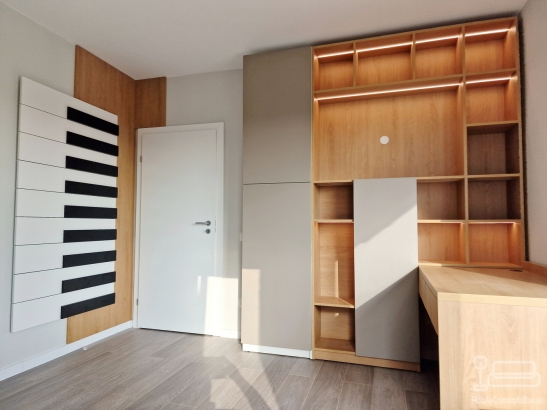 Ansamblu mobilier dormitor cu pat rabatabil vertical și „corp tip pian” – Iași