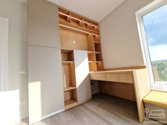 Ansamblu mobilier dormitor cu pat rabatabil vertical și „corp tip pian” – Iași