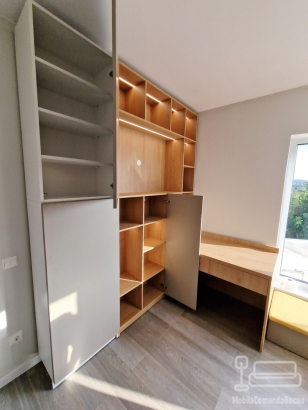 Ansamblu mobilier dormitor cu pat rabatabil vertical și „corp tip pian” – Iași