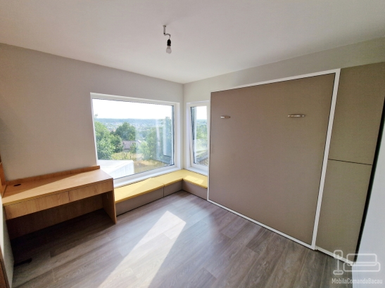 Ansamblu mobilier dormitor cu pat rabatabil vertical și „corp tip pian” – Iași