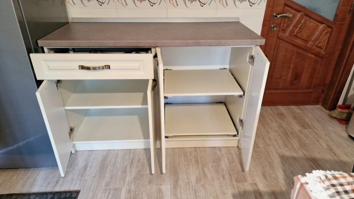 Mobilier bucătărie MDF vopsit – corp centrală & mască calorifer, jud. Bacău