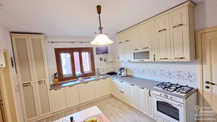 Mobilier bucătărie MDF vopsit – corp centrală & mască calorifer, jud. Bacău